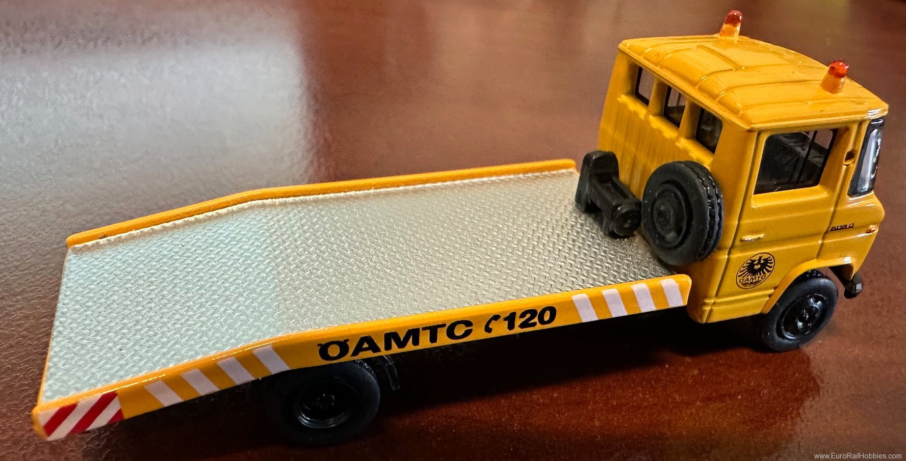 Brekina 36740 Mercedes-Benz L808 'OAMTC' Flatbed Towing Tru