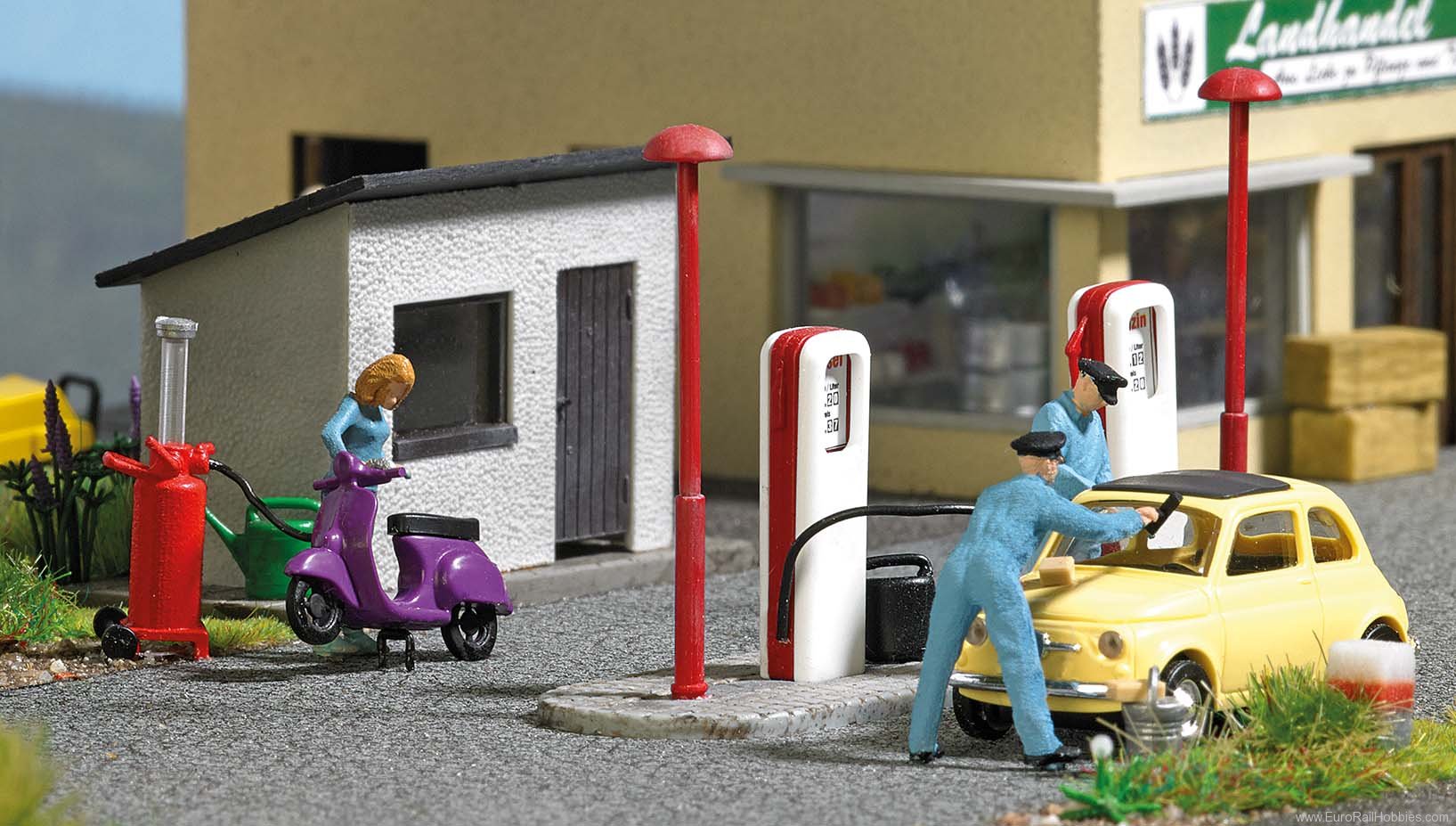 Busch 7832 Action Set - Gas station and scooter