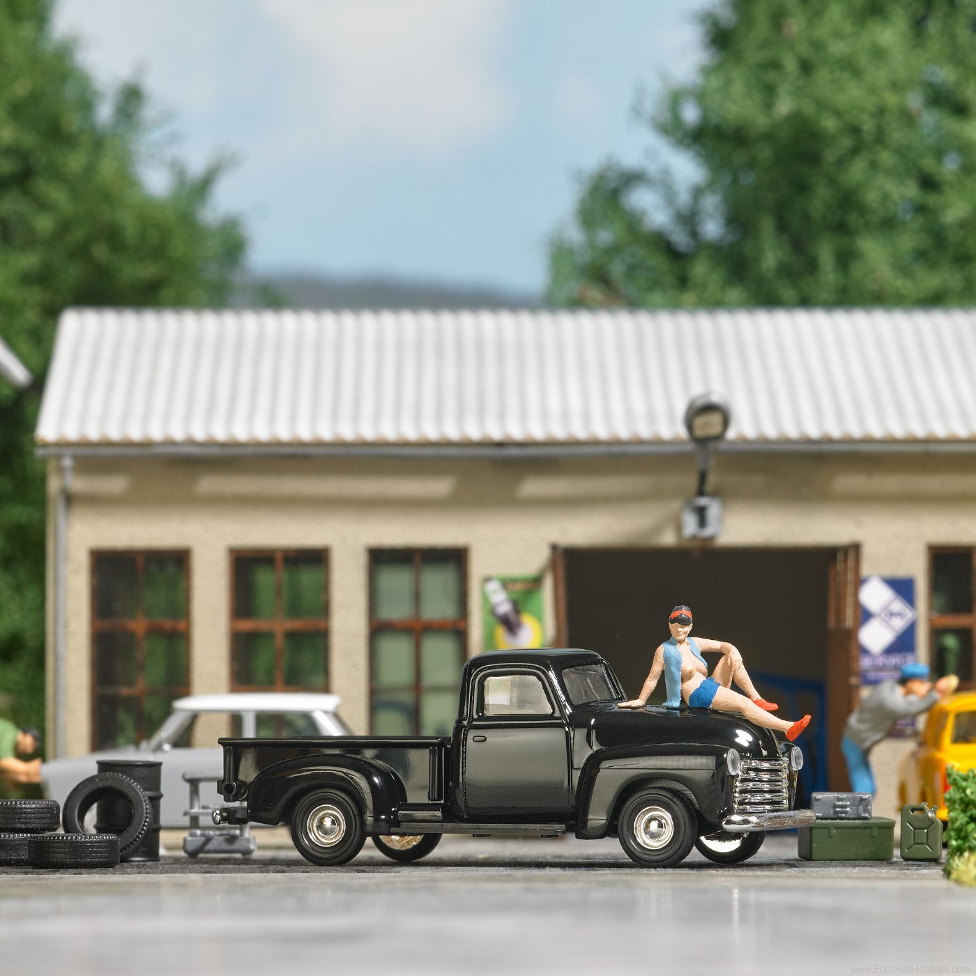 Busch 79812 Model sitting on a pickup