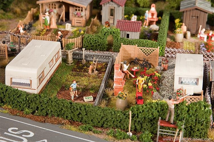 Faller 180495 2 allotments with caravan