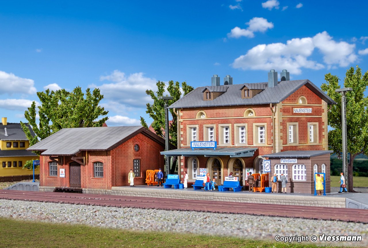 Kibri 37396 N Station Rauenstein with goods shed