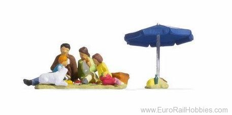Noch 15599 Family Having a Picnic