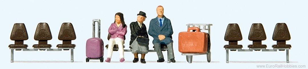 Preiser 10661 Three waiting travellers. Luggage trolley. Th