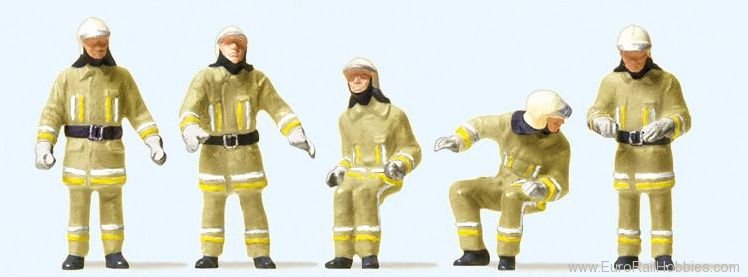 Preiser 10773 Firemen, Beige Uniform, at the fire-engine