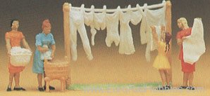 Preiser 14050 Women hanging laundry 