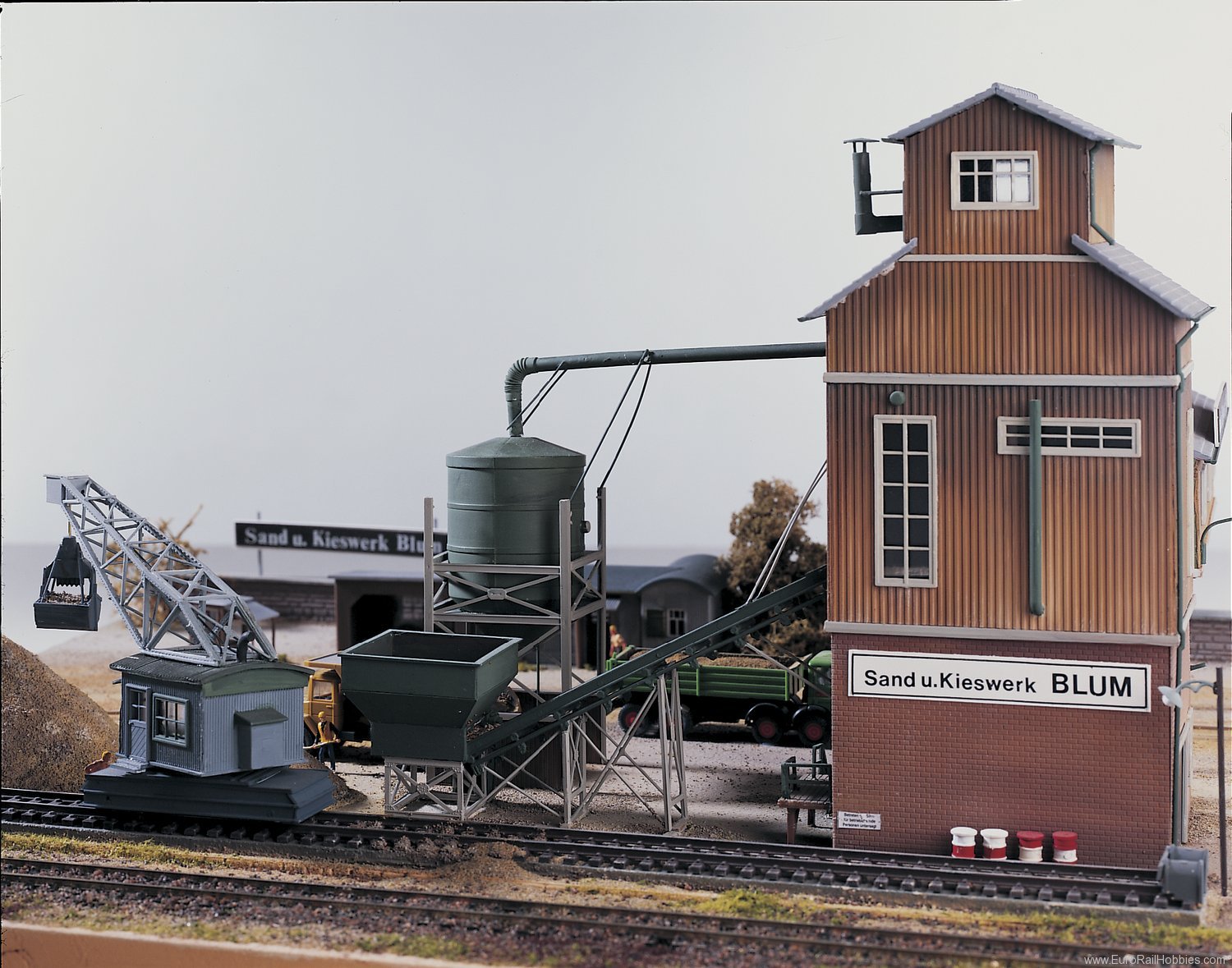 Piko 61125 Sand Works Silo & Transport