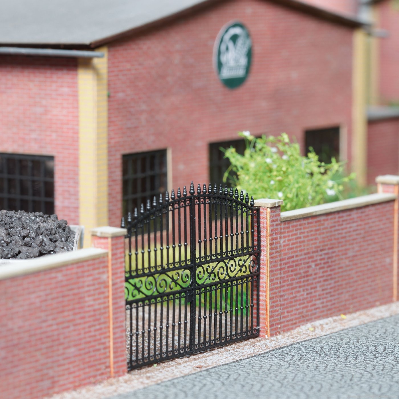 Busch 1125 Busch Brick wall with gate
