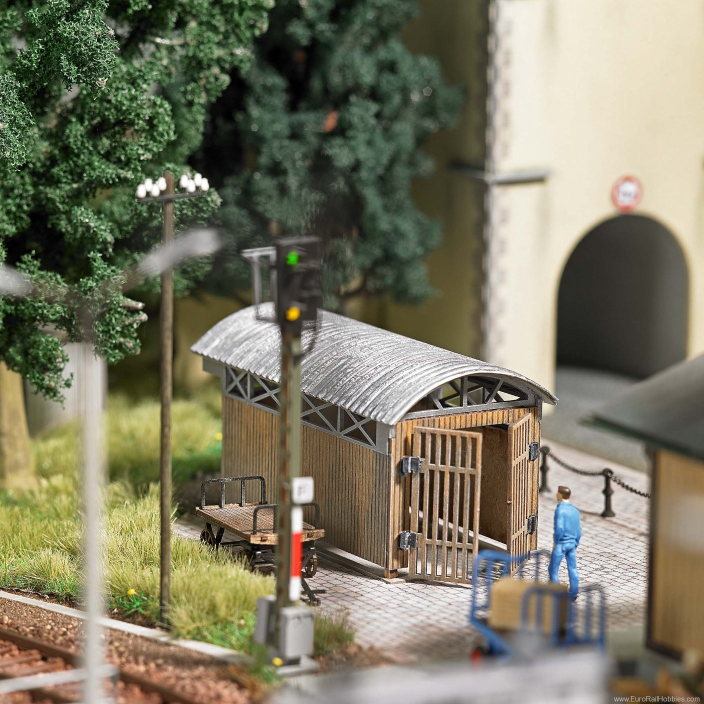 Busch 1622 Train station shelter