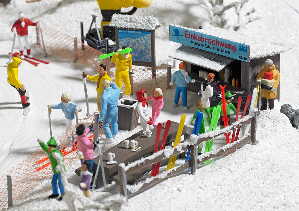 Busch 1170 HO Ski Slope Party