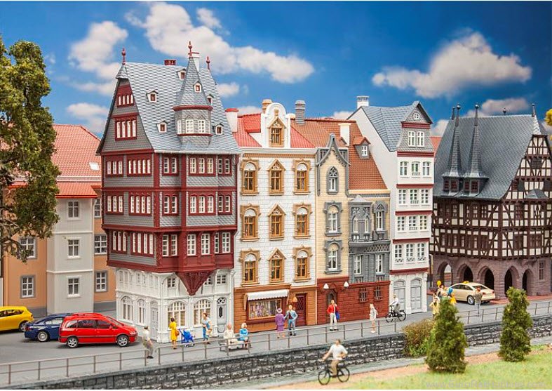 Faller - Maison De Ville Historique En Forme De Tour - Kit Modèle Miniature à Construire - Décorations Incluses - FA130821