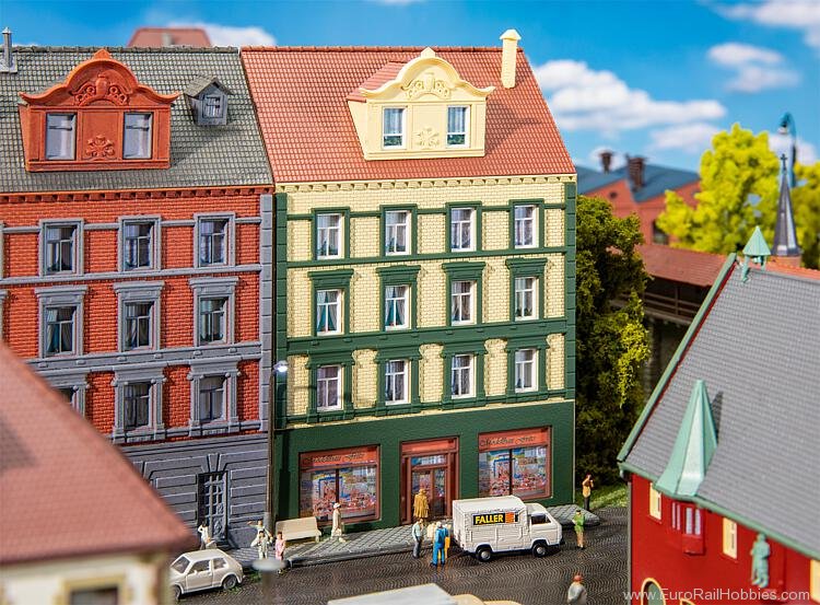 Faller 232172 Town house with model-making shop