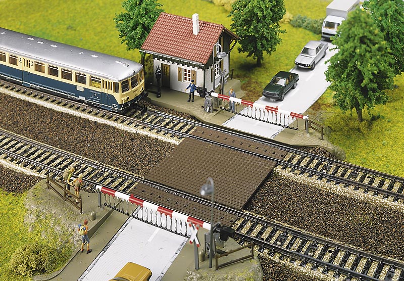 Faller 120174 HO Level-crossing with gatekeeperâ€™s