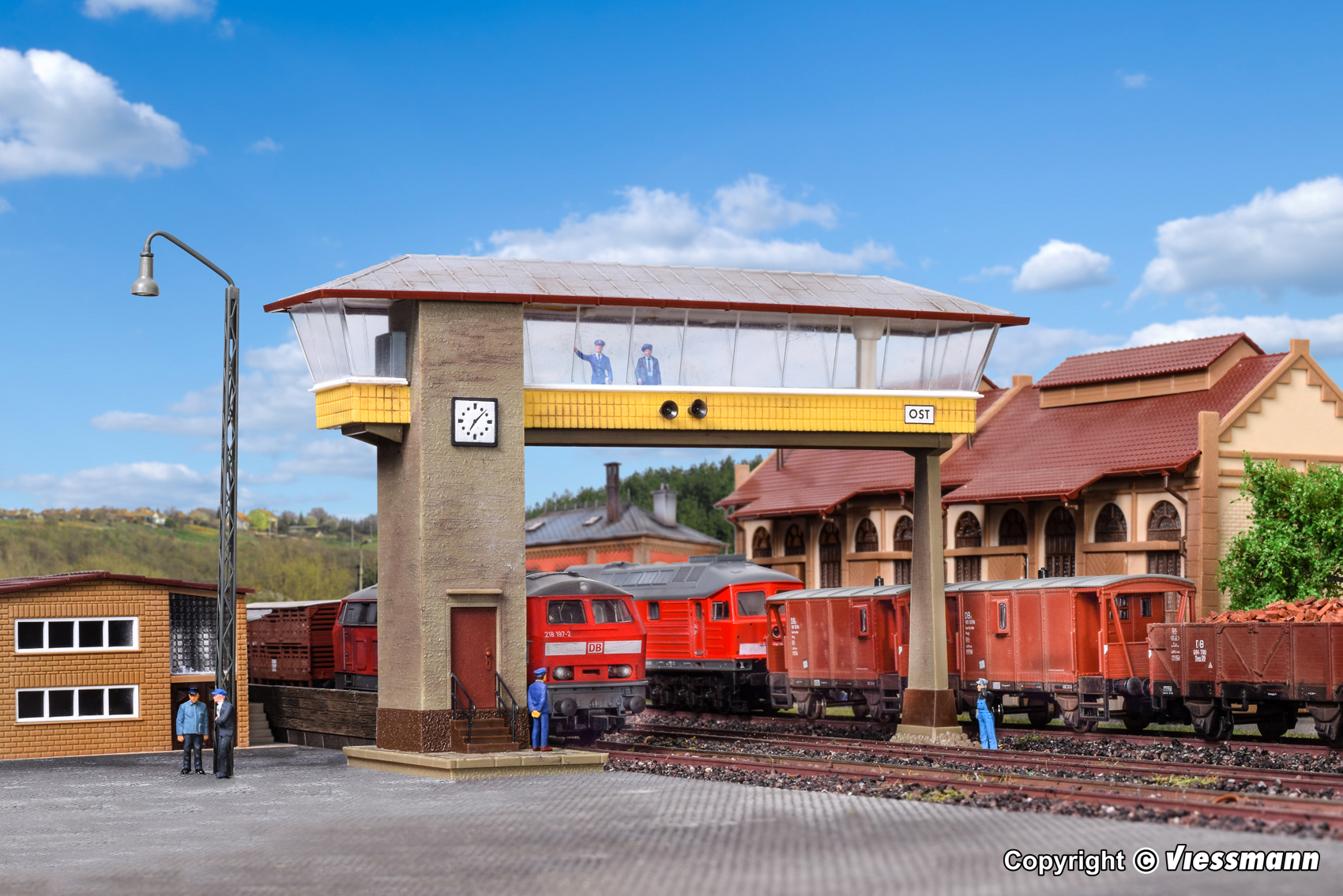 Vollmer 45739 HO Gantry Mounted Signal Box East